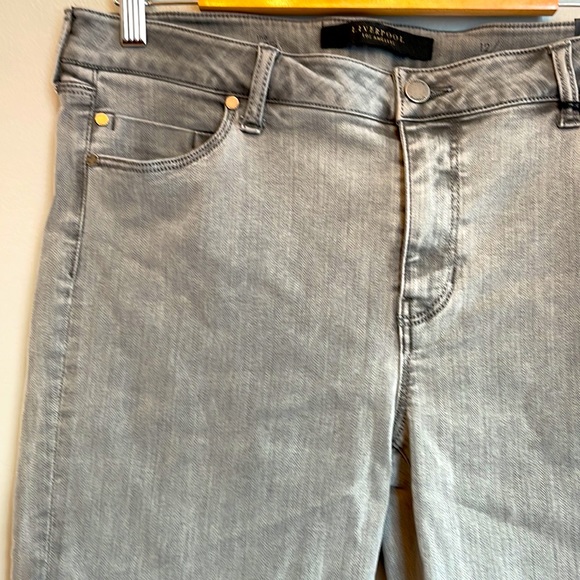 NWT Liverpool grey capri jeans with button and zipper closure - Picture 2 of 5
